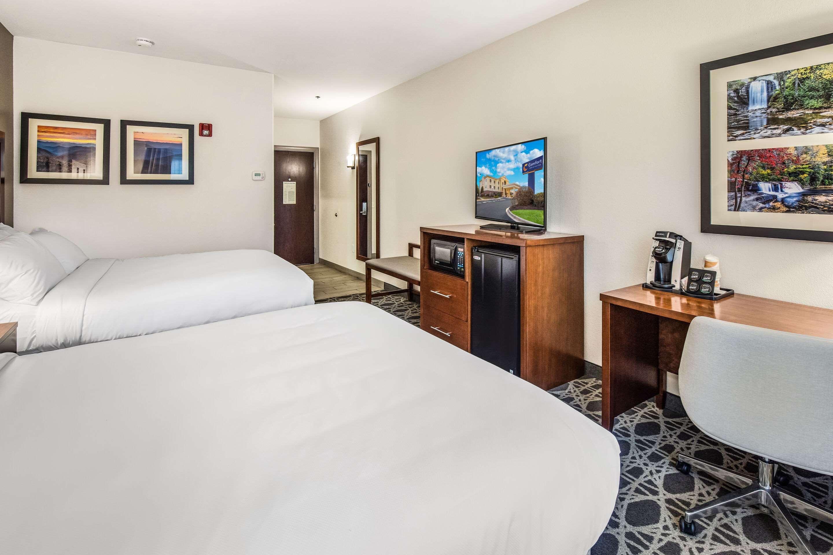 Comfort Inn & Suites Brevard Bagian luar foto